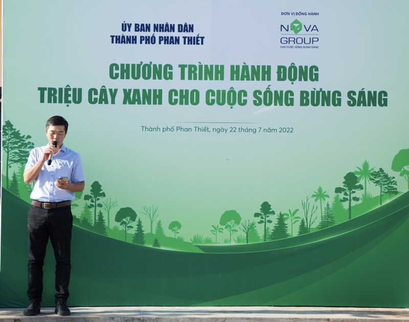 Ông Phan Nguyễn Hoàng Tân, Chủ tịch UBND thành phố Phan Thiết phát biểu khai mạc chương trình hành động “Triệu cây xanh cho cuộc sống bừng sáng”.