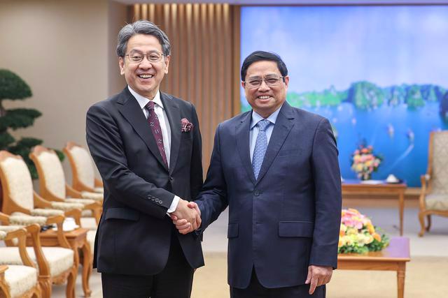 Prime Minister Pham Minh Chinh (right) and Mr. Maeda Tadashi, Chairman of the Board of JBIC (Source: VGP)