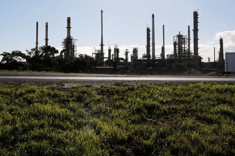 Một nhà máy lọc dầu của Chevron ở Cape Town, Nam Phi, tháng 6/2016 - Ảnh: Reuters.