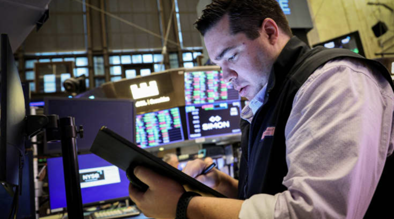 Một nhà giao dịch cổ phiếu trên sàn NYSE ở New York, Mỹ hôm 27/6 - Ảnh: Reuters/CNBC.