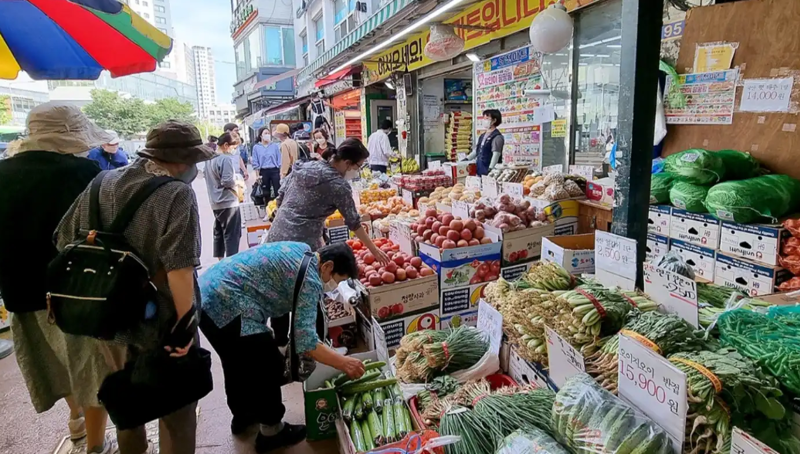 Một siêu thị ở Seoul. Tiêu dùng tư nhân của Hàn Quốc quý 2 tăng 3% sau khi Chính phủ nới lỏng các hạn chế phòng dịch Covid-19 - Ảnh: Nikkei Asia