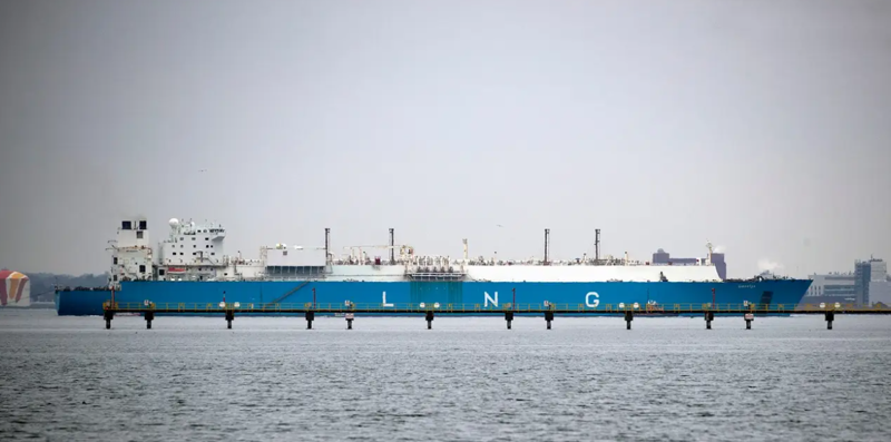 Một tàu chở LNG chuẩn bị cập cảng ở Boston, Massachusetts, Mỹ - Ảnh: Getty Images