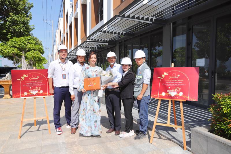Hoa Hậu Thu Hoài nhận bảng định danh và hoa chúc mừng tại lễ bàn giao nhà phân khu The Island dự án Mũi Né Summerland.