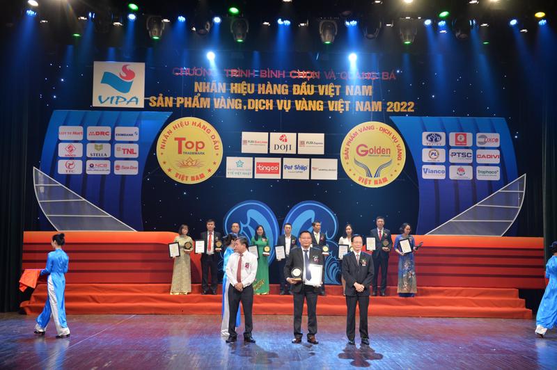 Đại diện Eximbank nhận giải thưởng từ Hội sở hữu trí tuệ Việt Nam.