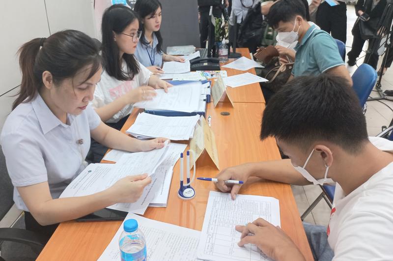 Người lao động đăng ký thông tin tuyển dụng tại Trung tâm Dịch vụ việc làm Hà Nội tháng 7/2022. Ảnh - Nhật Dương. 