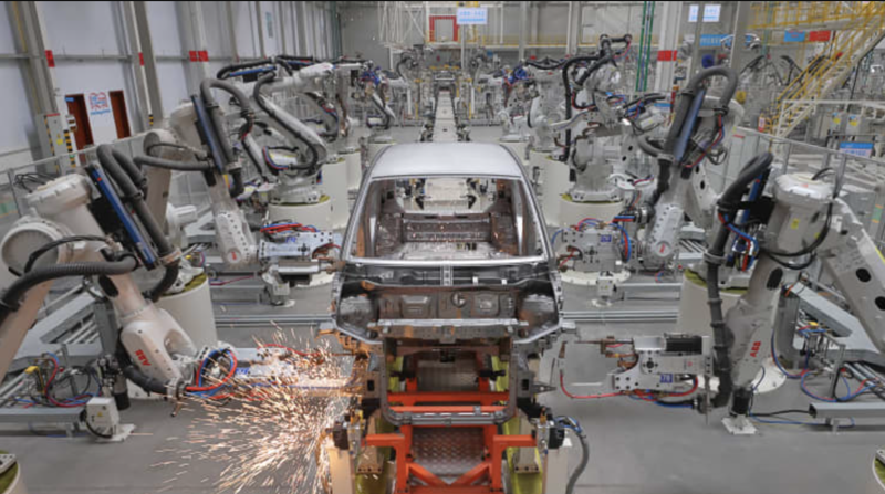 Trong một nhà máy sản xuất xe ô tô chạy năng lượng mới ở tỉnh Sơn Tây, Trung Quốc - Ảnh: Getty/CNBC.