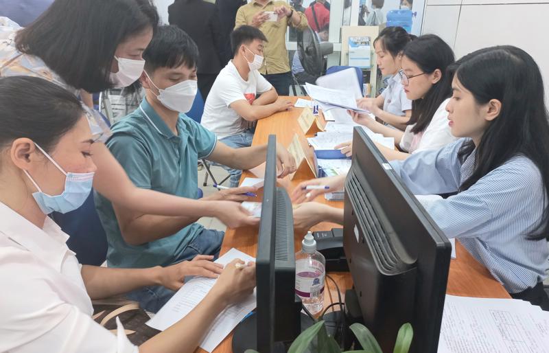 Người lao động đăng ký tìm việc tại Hà Nội tháng 7/2022. 