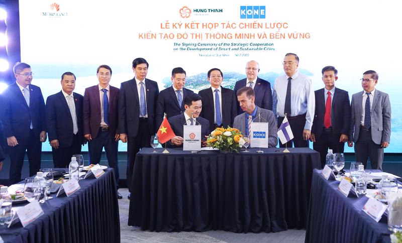 Ông Trương Văn Việt - Phó Chủ tịch Tập đoàn Hưng Thịnh (bên trái) và ông Bas Degeling - Tổng Giám đốc KONE Việt Nam (bên phải) ký kết hợp tác chiến lược.