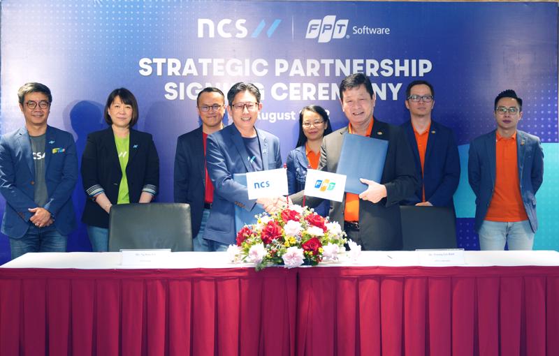 Đại diện FPT và NCS ký hợp tác phát triển trung tâm công nghệ