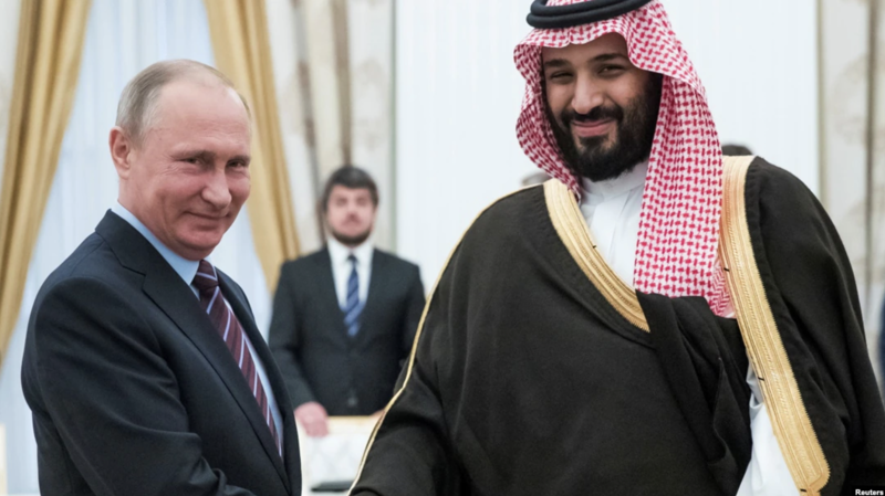 Tổng thống Nga Vladimir Putin (trái) và Thái tử Mohammed bin Salman của Saudi Arabia trong một cuộc gặp - Ảnh: Reuters.