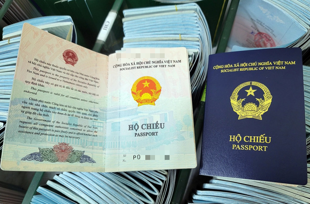 Hộ chiếu phổ thông mẫu mới của Việt Nam có màu xanh tím than để phân biệt với hộ chiếu phổ thông mẫu cũ - Ảnh: Cổng thông tin điện tử Chính phủ.