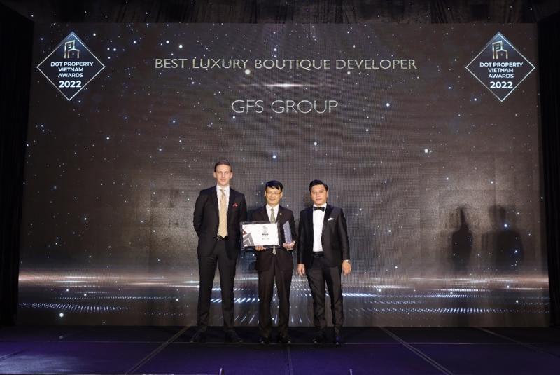 Ông Trần Vũ Minh - Phó Tổng giám đốc Tập đoàn GFS (đứng giữa) đại diện nhận giải thưởng Nhà phát triển BĐS cao cấp độc đáo tốt nhất Việt Nam 2022.