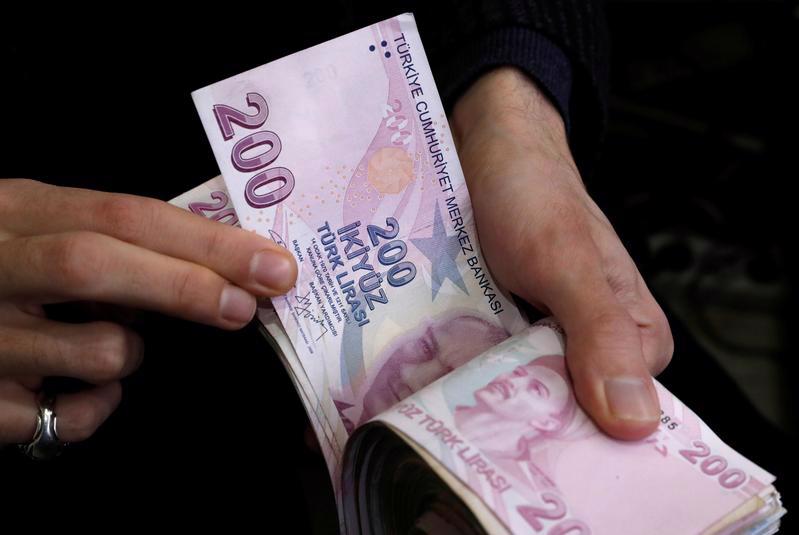 Tỷ giá đồng Lira của Thổ Nhĩ Kỳ so với đồng USD đã giảm hơn 1/4 từ đầu năm đến nay, trở thành đồng tiền mất giá mạnh nhất trong số đồng tiền của các nền kinh tế mới nổi - Ảnh: Reuters.