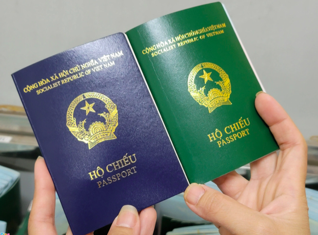 Hộ chiếu của Việt Nam mẫu mới (trái) và mẫu cũ (phải) 