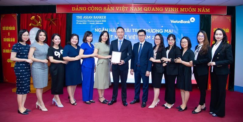 Tập thể Khối khách hàng doanh nghiệp VietinBank chụp ảnh lưu niệm tại Lễ trao giải.