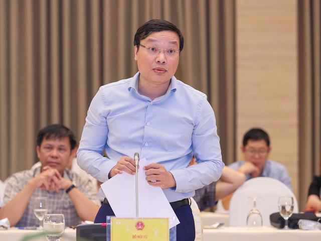 Thứ trưởng Bộ Nội vụ Trương Hải Long thông tin về nhân sự Bộ Y tế tại họp báo. 