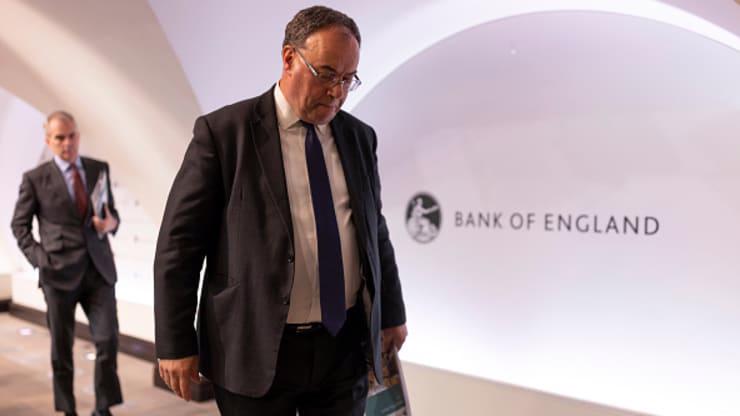 Thống đốc Ngân hàng Trung ương Anh (BoE) Andrew Bailey rời cuộc họp báo tại ngân hàng này vào ngày 3/2/2022 - Ảnh: Getty Images