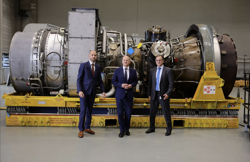 Thủ tướng Đức Olaf Scholz (giữa) bên turbine của Nord Stream 1 tại nhà máy của Siemens Energy ngày 3/8 - Ảnh: Getty/NYT.