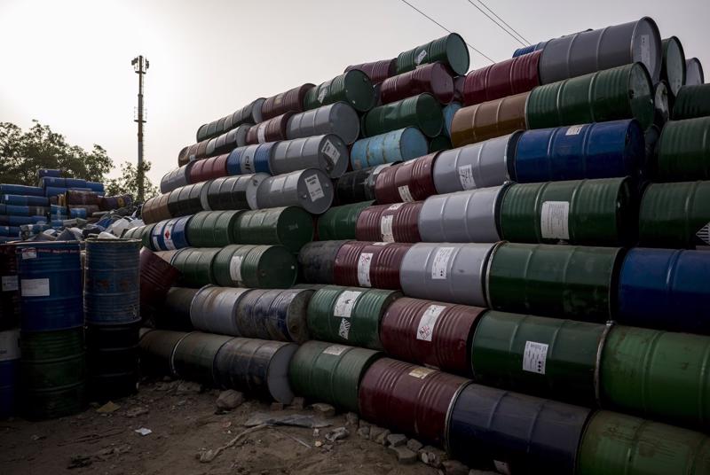 Mỗi bãi chứa những thùng đựng dầu ở Faridabad, Ấn Độ - Ảnh: Bloomberg.