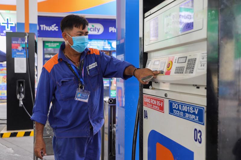 Giá xăng dầu liên tục giảm giúp Việt Nam kiểm soát lạm phát theo đúng mục tiêu đặt ra.