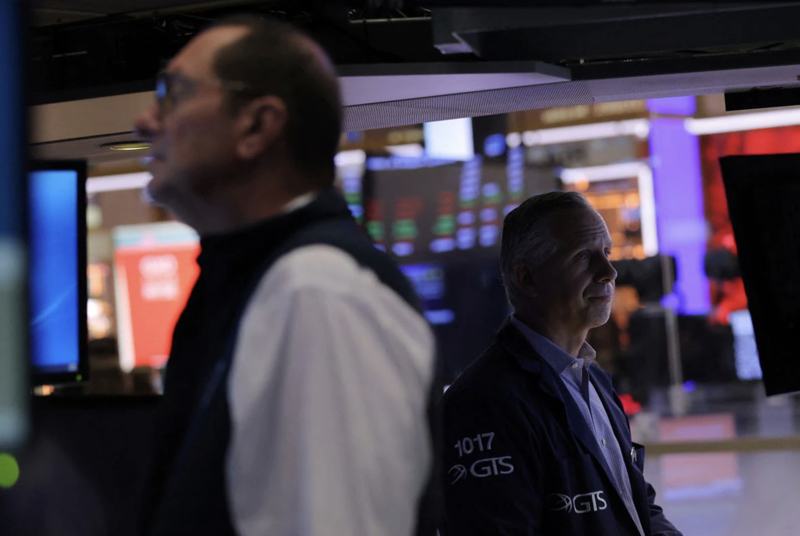 Các nhà giao dịch cổ phiếu trên sàn NYSE ở New York, Mỹ hôm 2/8/2022 - Ảnh: Reuters.