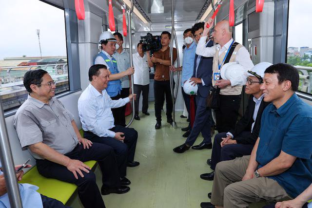 Thủ tướng Phạm Minh Chính di chuyển trên tàu từ ga S8 về Depot (Trung tâm Điều khiển) tại Nhổn và kiểm tra thực địa tại Depot ngày 7/8/. Ảnh VGP/Nhật Bắc