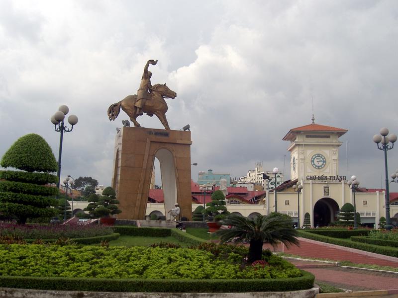 Tượng đài Trần Nguyên Hãn tại công viên trước chợ Bến Thành lúc chưa bị tháo dỡ để thi công dự án metro số 1.
