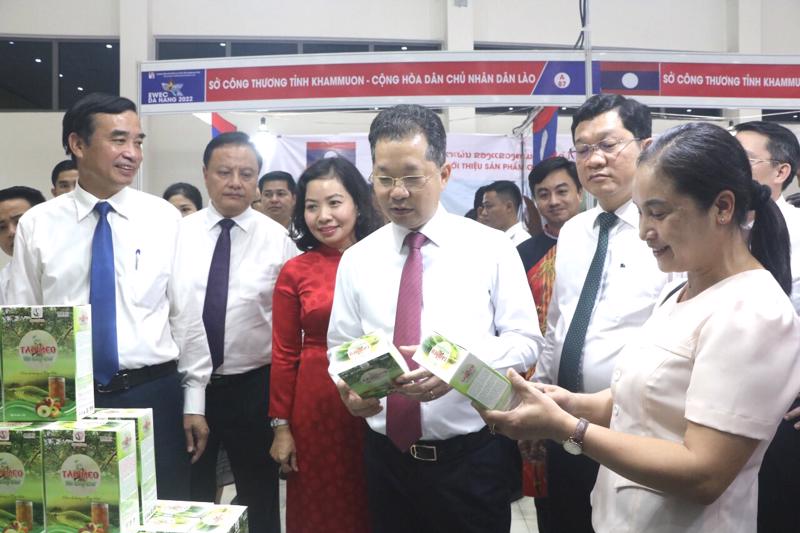 Ông Nguyễn Văn Quảng(người đứng giữa), Bí thư Thành ủy cùng lãnh đạo TP Đà Nẵng thăm một gian hàng tại Hội chợ