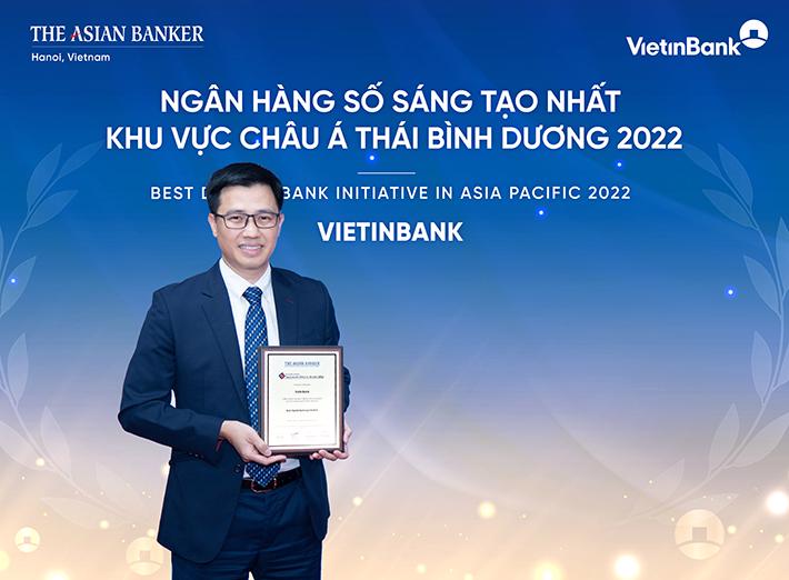 Đại diện VietinBank, ông Trần Hoài Nam - Phó Giám đốc Khối khách hàng doanh nghiệp kiêm Giám đốc Trung tâm Phát triển Giải pháp tài chính khách hàng nhận giải “Ngân hàng số sáng tạo nhất Châu Á Thái Bình Dương”.