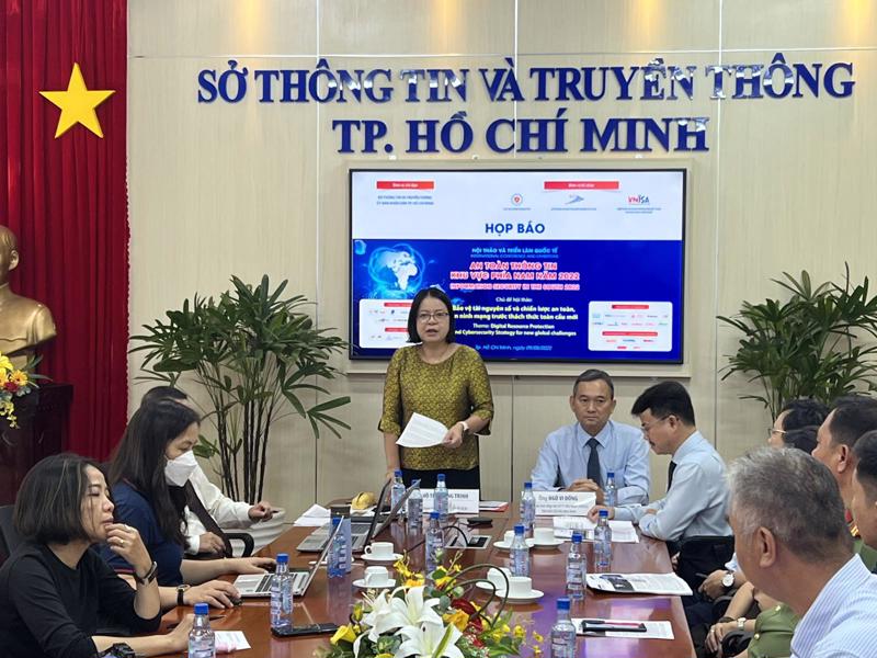 Bà Võ Thị Trung Trinh, Phó giám đốc Sở Thông tin và Truyền thông (người đứng) và ông Ngô Vi Đồng, Chủ tịch VNISA phía Nam tại họp báo chiều ngày 9/8.