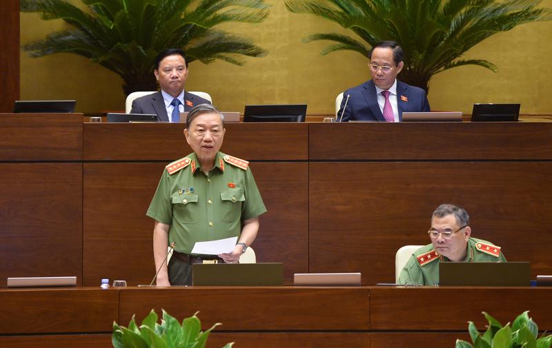 Bộ trưởng Tô Lâm trả lời chất vấn của đại biểu Quốc hội - Ảnh: Quochoi.vn