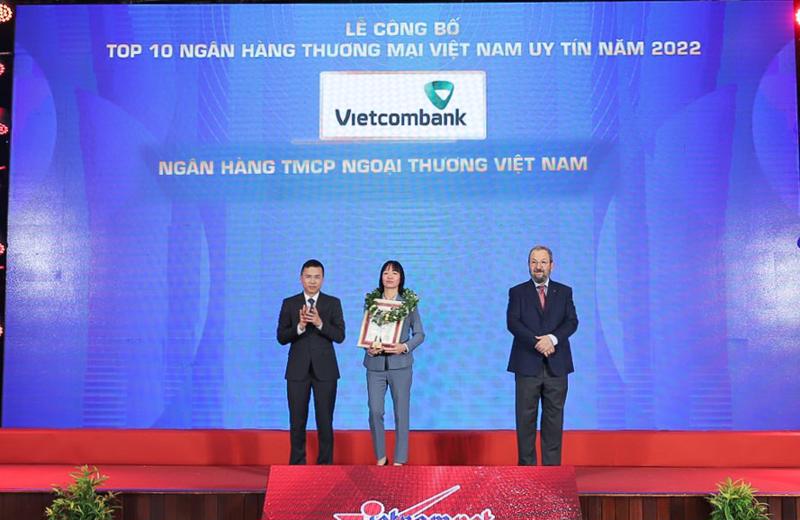 Bà Phan Thị Thanh Tâm, Phó trưởng Văn phòng đại diện Vietcombank tại khu vực phía Nam, đại diện Vietcombank (đứng giữa ) nhận vinh danh Top 10 ngân hàng thương mại uy tín năm 2022 từ Ban tổ chức chương trình.