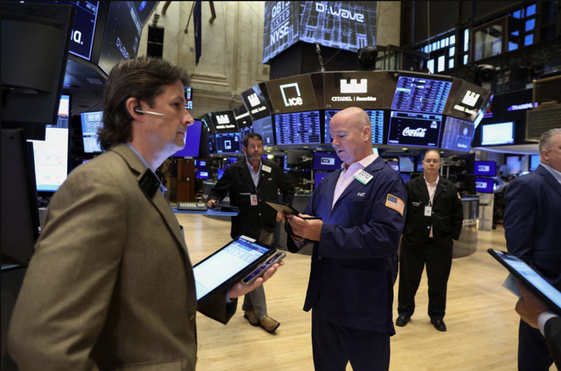 Các nhà giao dịch trên sàn NYSE ở New York, Mỹ hôm 8/8 - Ảnh: Reuters.