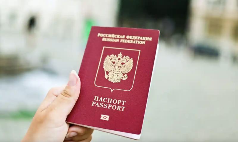 Một quyển hộ chiếu Nga - Ảnh: Shutterstock/Guardian.
