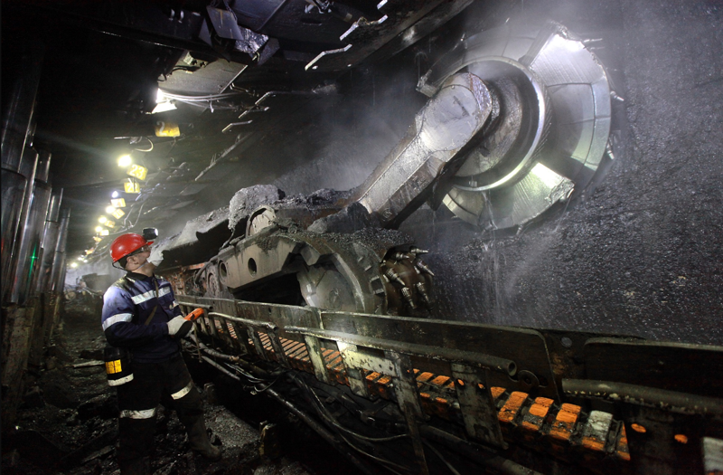 Một công nhân trong hầm khai thác than tại Nga.