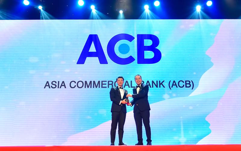 Đại diện ACB nhận giải “Nơi làm việc tốt nhất châu Á 2022”.