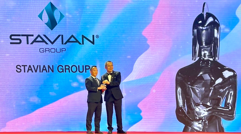 Ông Đinh Đức Thắng, Chủ Tịch HĐQT kiêm Tổng Giám đốc Tập Đoàn Stavian (trái) nhận cúp Nơi làm việc tốt nhất Châu Á năm 2022.