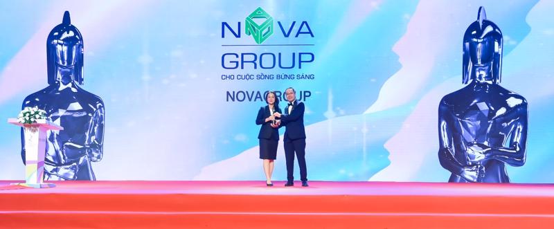 Đại diện HR Asia trao giải thưởng “Nơi làm việc tốt nhất châu Á 2022” cho bà Nguyễn Bạch Kim Vy - Phó Tổng giám đốc Vận hành NovaGroup.