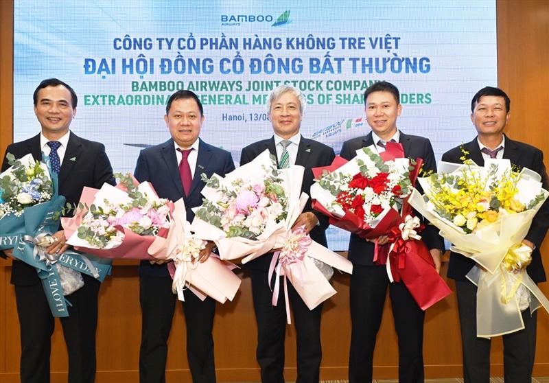 Tân chủ tịch Nguyễn Ngọc Trọng (giữa) và 4 thành viên vừa được bầu bổ vào HĐQT Bamboo Airways
