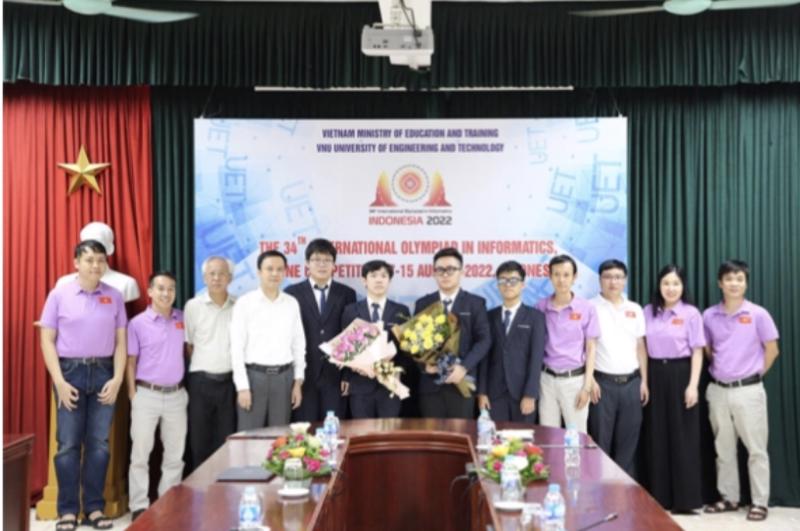 Đội tuyển quốc gia Việt Nam dự thi Olympic Tin học quốc tế năm 2022 và các thầy cô giáo.