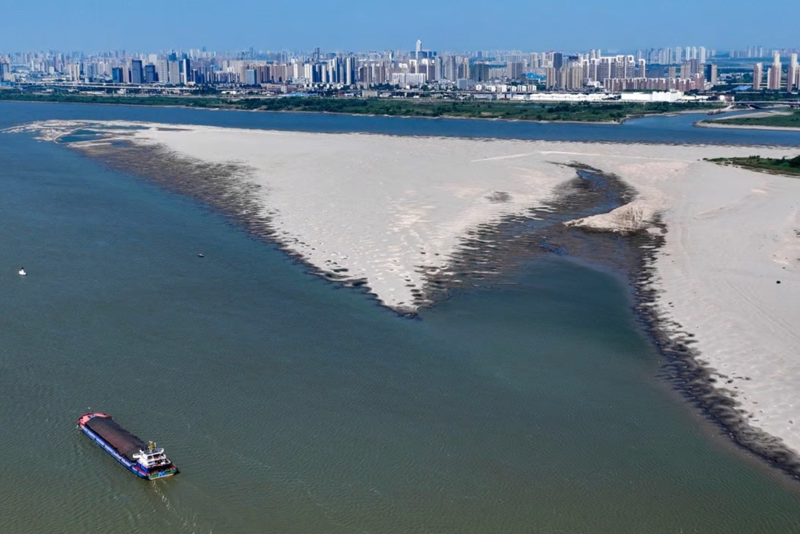 Theo báo chí Trung Quốc, sông Dương Tử, con sông dài nhất châu Á, ở Vũ Hán, tỉnh Hồ Bắc, chưa chứng kiến mực nước thấp như thế này kể từ năm 1865 - Ảnh: Imaginechina