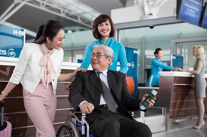 Đề nghị các hãng hàng không nâng cấp tính năng phần mềm bán vé trực tuyến để giảm giá vé tối thiểu 15% cho người cao tuổi.