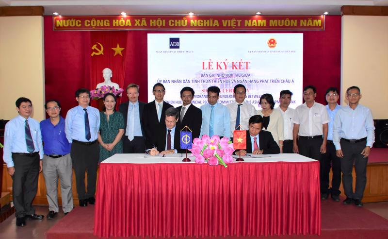 The signing ceremony for the MoU. Photo: VnEconomy
