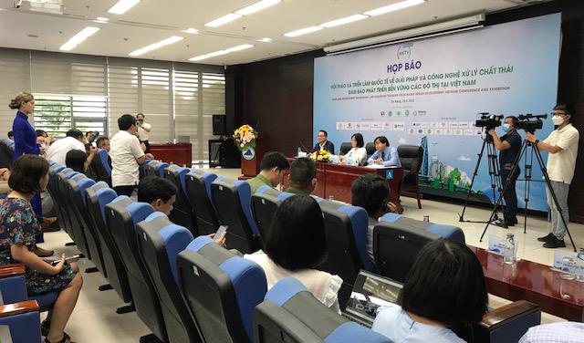 Quang cảnh buổi họp báo giới thiệu Hội thảo và triển lãm quốc tế về Giải pháp và công nghệ xử lý chất thải rắn