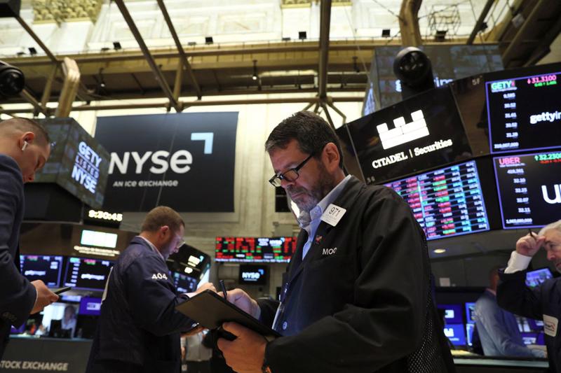 Các nhà giao dịch cổ phiếu làm việc trên sàn NYSE ở New York, Mỹ hôm 15/8 - Ảnh: Reuters.