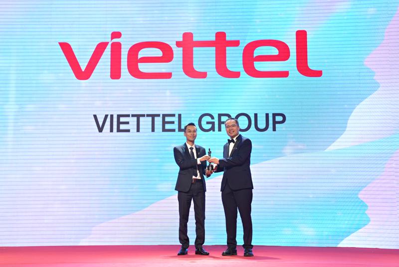 Đây là năm thứ hai liên tiếp Viettel được vinh danh là Nơi làm việc tốt nhất Châu Á. Anh Đoàn Đại Phong - Phó Tổng giám đốc Tổng công ty Giải pháp Doanh nghiệp Viettel đại diện Tập đoàn nhận cúp của chương trình.