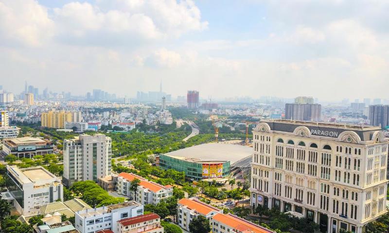 Những tòa nhà cao ốc thương mại liên tục mọc lên dọc hai bên trục đường Nguyễn Lương Bằng.