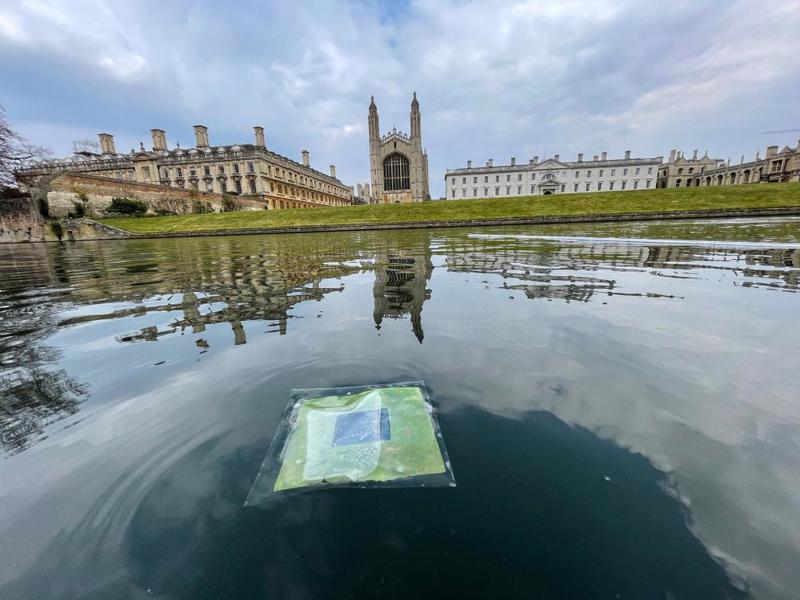 Một “chiếc lá” nhân tạo nổi tạo ra nhiên liệu sạch từ ánh sáng mặt trời và nước trên sông Cam gần Nhà thờ King's College ở Cambridge, Vương quốc Anh. Ảnh: Virgil Andrei