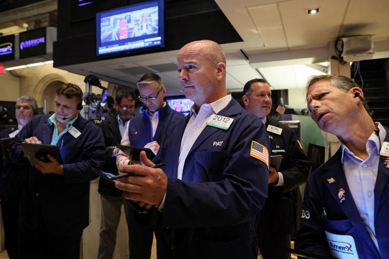 Các nhà giao dịch cổ phiếu trên sàn NYSE ở New York, Mỹ hôm 22/8 - Ảnh: Reuters.