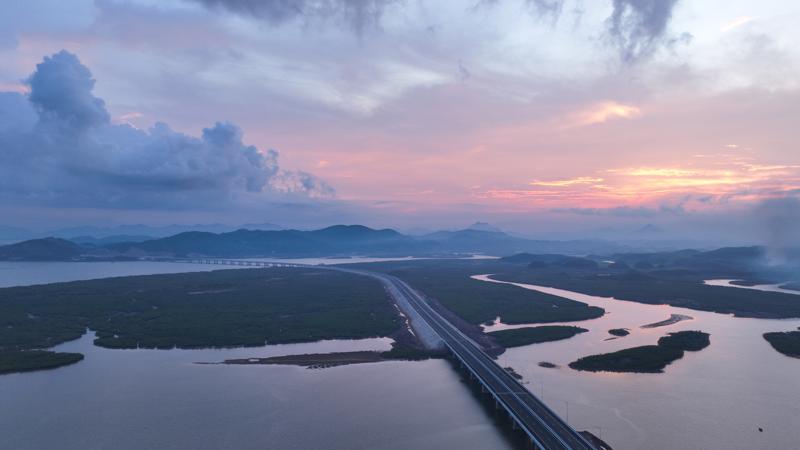 Hệ thống đường cao tốc dài nhất Việt Nam là động lực giúp Quảng Ninh phát triển